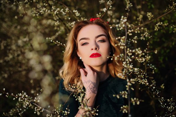 How Can You Pull Off a Chic Look with a Smartphone Charging Wallet at Business Luncheons?